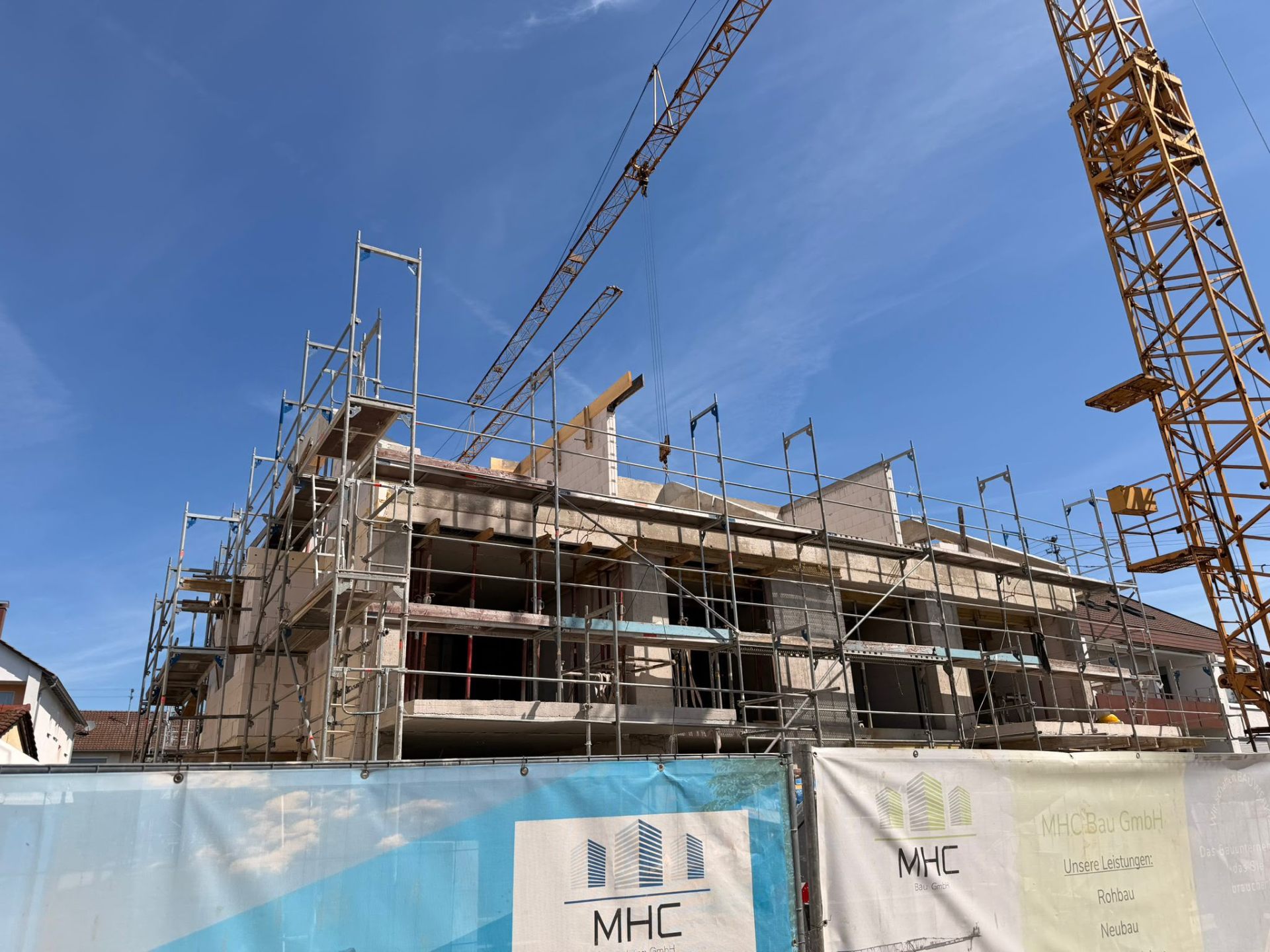 Rohbau mit Gerüst und Kran im Neubauprojekt Bettringen
